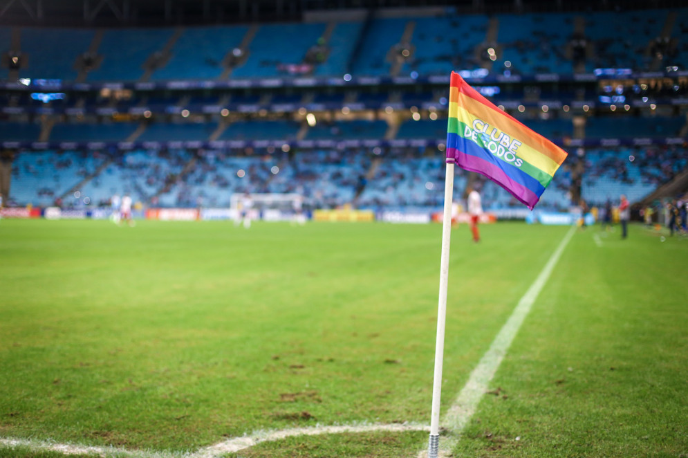 Bandeira LGBTQIA  no escanteio da Arena do Grêmio(Foto: LUCAS UEBEL/GREMIO FBPA)