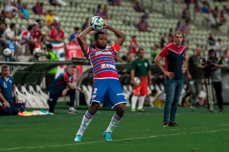 Lateral-direito Tinga no jogo Fortaleza x América-MG, no Castelão, pelo Campeonato Brasileiro Série A 2023