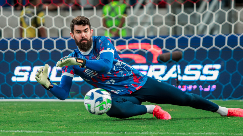 Goleiro Fernando Miguel em aquecimento antes do jogo Fortaleza x América-MG, no Castelão, pelo Campeonato Brasileiro Série A 2023