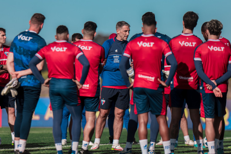 Técnico Juan Pablo Vojvoda conversa com jogadores em treino do Fortaleza no CT do Deportivo Maldonado, no Uruguai