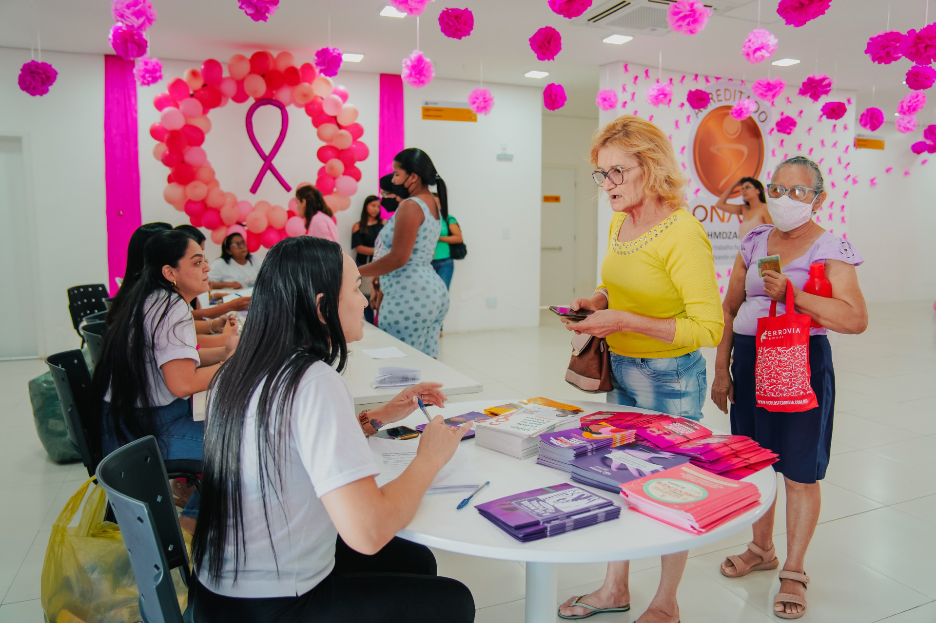 Entrega de sutiãs para mulheres mastectomizadas