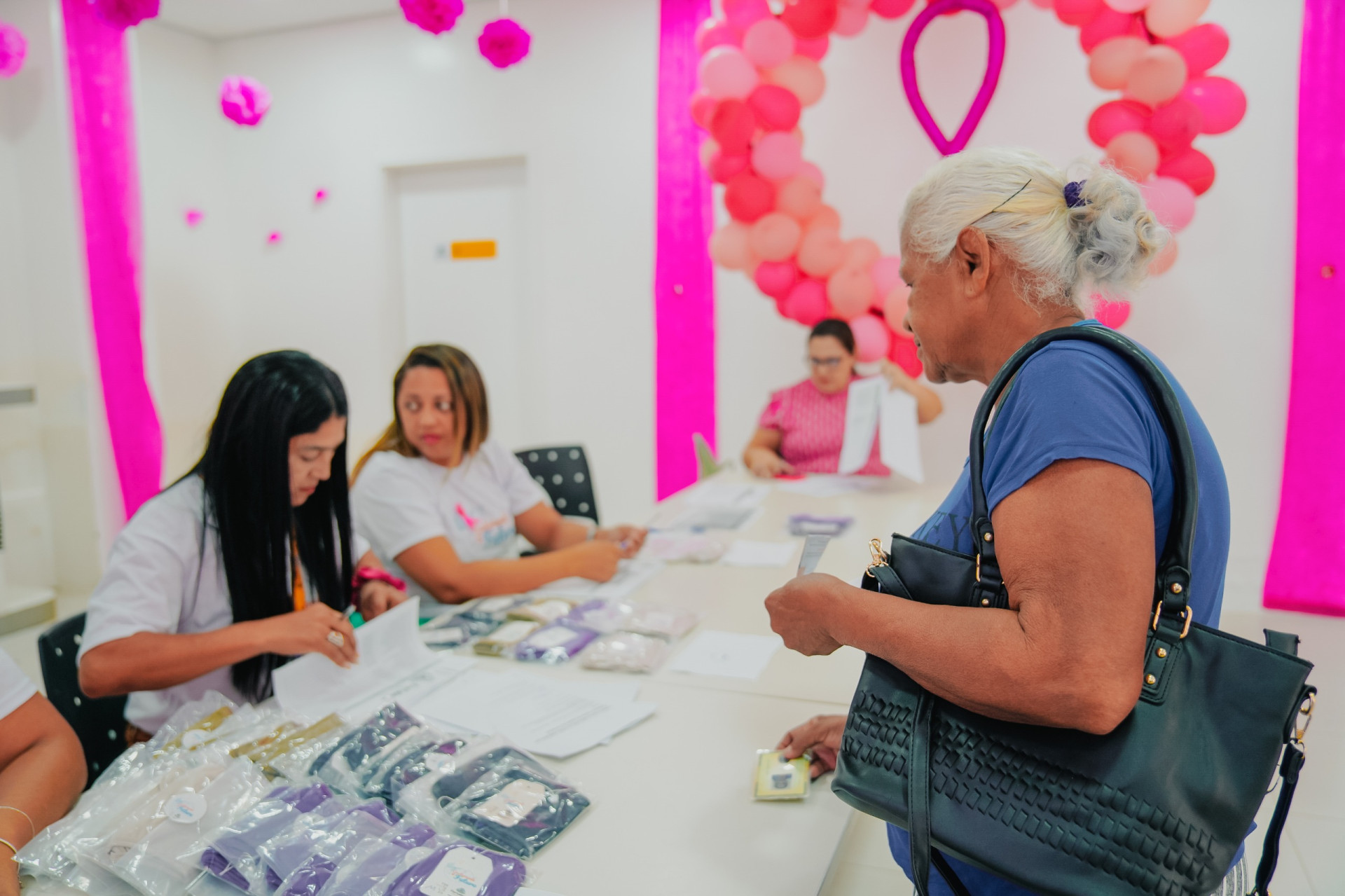 Entrega de sutiãs para mulheres mastectomizadas