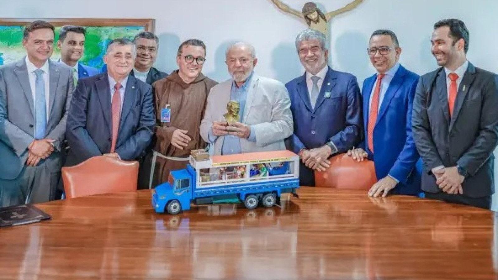 Lula e políticos na assinatura da lei que torna  romarias como manifestação cultural