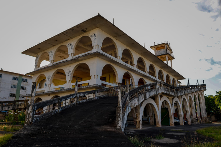 A Casa do Portugu&ecirc;s fica na avenida Jo&atilde;o Pessoa, no bairro Damas. &Eacute; um pr&eacute;dio tombado que j&aacute; serviu de sede de v&aacute;rios &oacute;rg&atilde;os no Cear&aacute;.