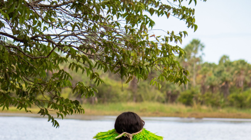 Imagem de ind&iacute;gena de costas para c&acirc;mera em terra ind&iacute;gena (Foto: Samuel Setubal/ O Povo) (Foto: Samuel Setubal)