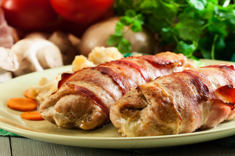 Peito de frango enrolado no bacon (Imagem: Slawomir Fajer | Shutterstock)