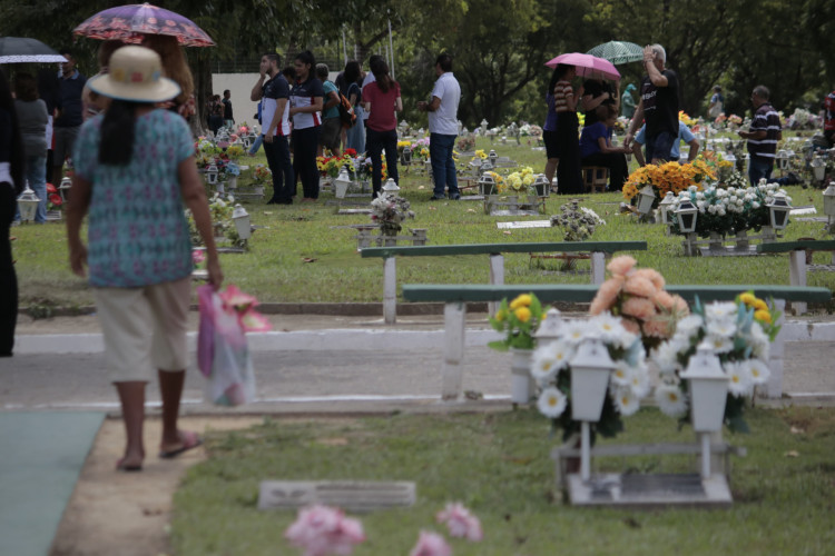 Dia de Finados: visitas no cemitério Parque da Paz, no bairro Passaré, em Fortaleza 