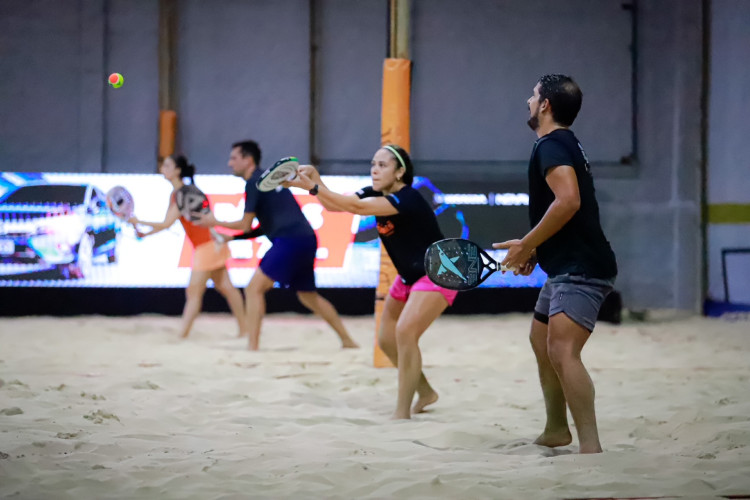 Atletas praticam Beach Tennis em arenas na capital cearense
