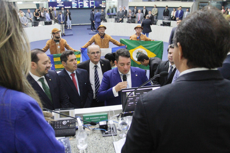 Deputado Felipe Aguiar assume vaga na Alece 