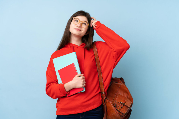 Saber empregar corretamente as palavras é importante para escrever uma boa redação (Imagem: Luis Molinero | Shutterstock)