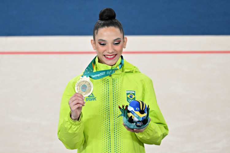 Maria Eduarda Alexandre comemora medalha de ouro na ginástica rítmica nos Jogos Pan-Americanos 2023