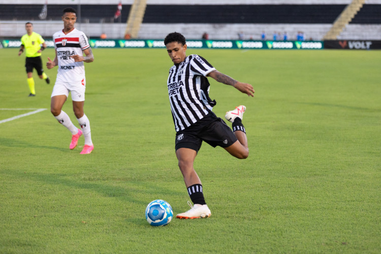 Paulo Victor, lateral do Ceará, durante jogo contra o Botafogo-SP 