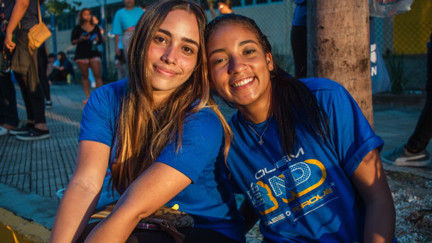 As estudantes Vitória e Gabriela se conheceram no primeiro dia de prova do Enem e conversaram sobre as questões na saída 