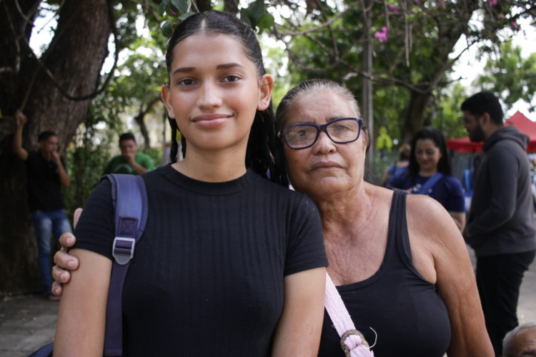  Júlia dos Santos Silva, 17, foi acompanhada por sua avó, Joanita, 66
