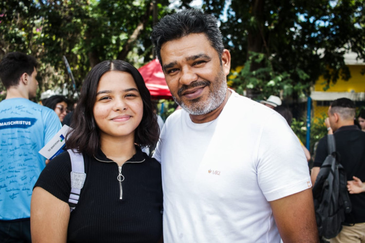 Maria Matielly, 15, foi acompanhada por seu pai, Marcelo Glayson, 46
