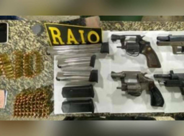Quatro homens foram presos pela Polícia Militar do Ceará (PM-CE) com armas de fogo e 144 munições em São Benedito 
