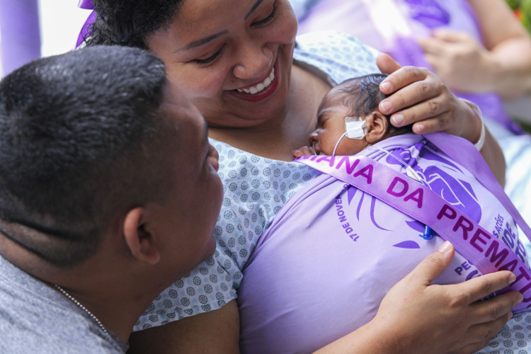 ￼ANGÉLICA e Messias acompanham o filho, Caio, há quase um mês no hospital 