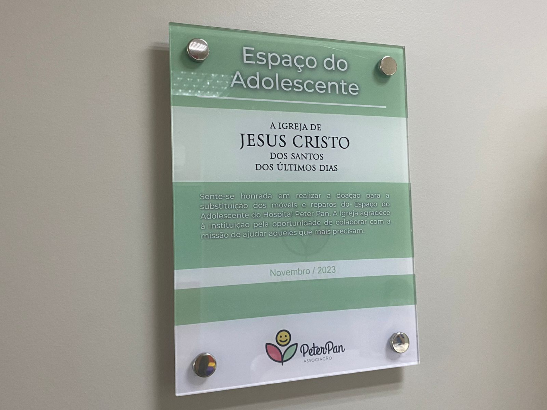 Placa no Espaço dos Adolescente para os doadores