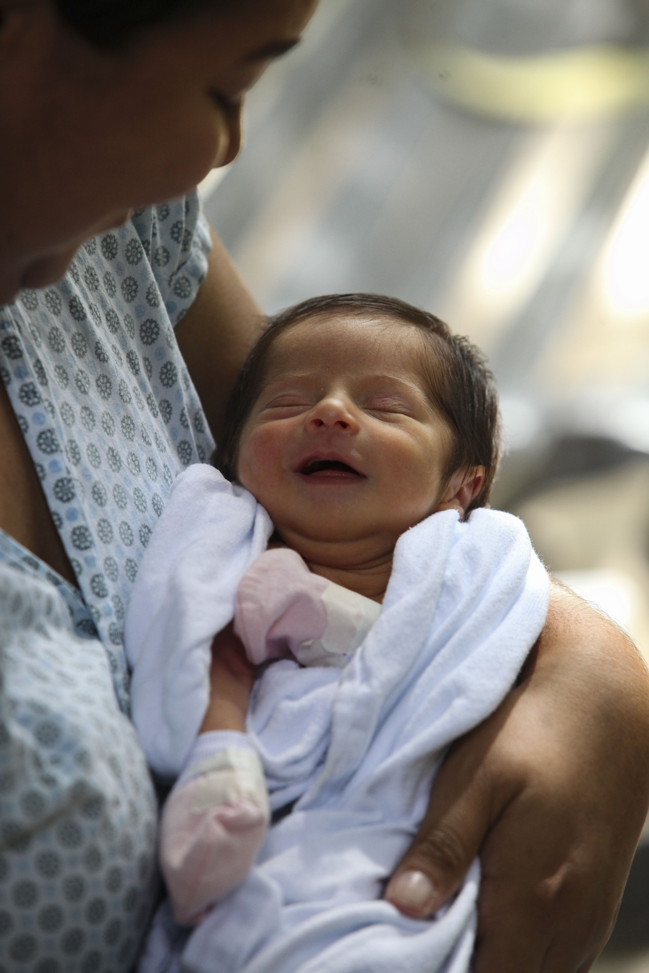 FORTALEZA, CEARÁ, BRASIL, 06.11.2023: Naiane Vitoriano e sua filha, Maria Valentina, nascida com 8 meses. Semana da Prematuridade. Hospital Geral Dr. César Cals.