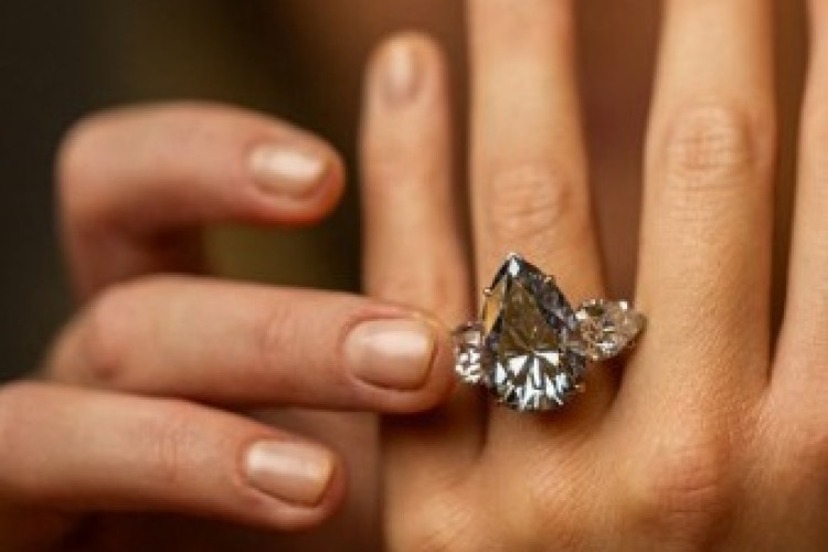 Com peso de 17,61 quilates, o 'Bleu Royal' é a maior gema de cor azul sem defeitos colocada à venda na história dos leilões