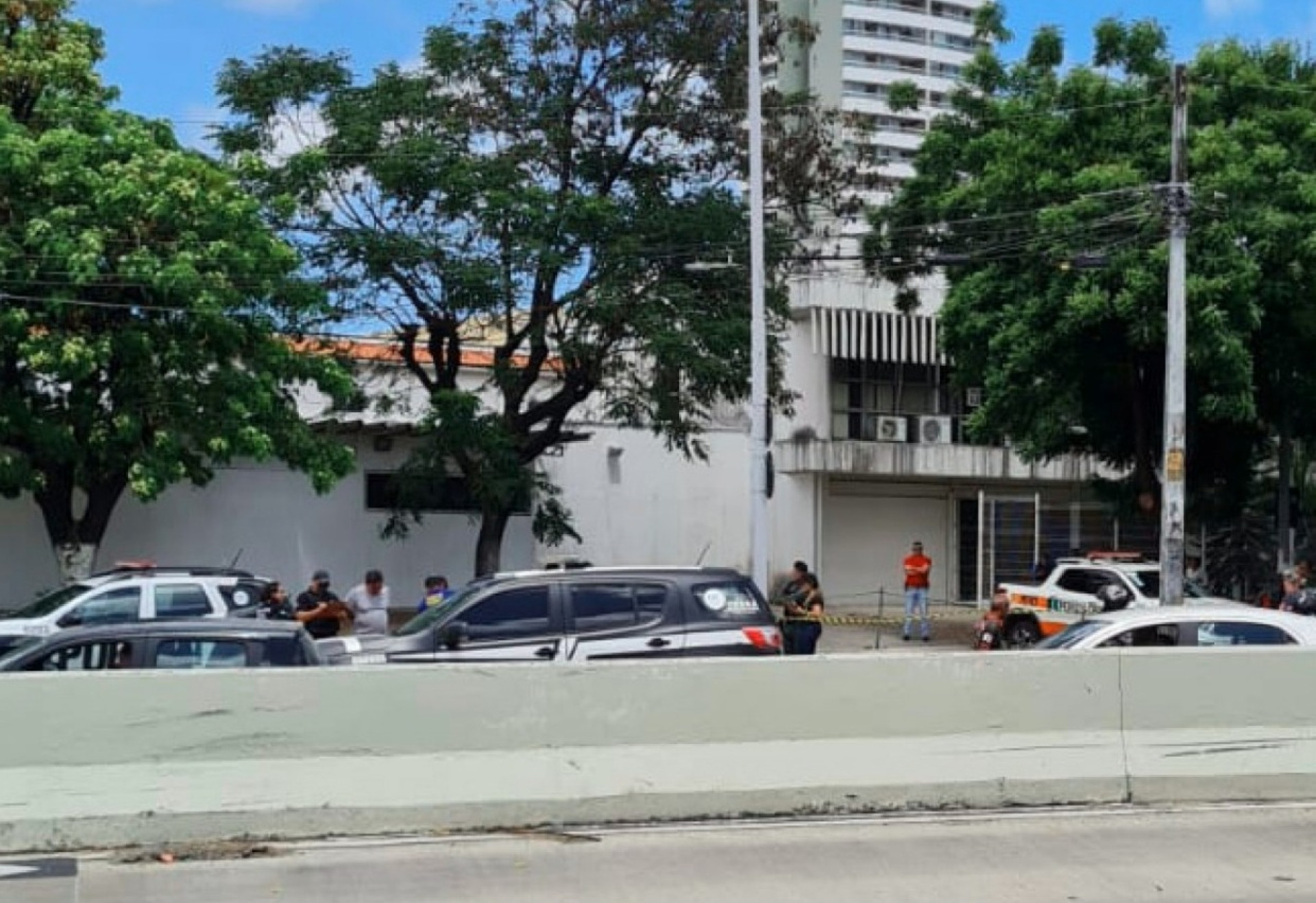 Corpo de jovem de 14 anos foi encontrado em lixo na avenida Aguanambi, em Fortaleza (Foto: Reprodução / Leitor via aplicativo)