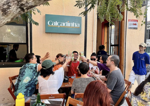Cal&ccedil;adinha Bar conta com programa&ccedil;&atilde;o musical semanal