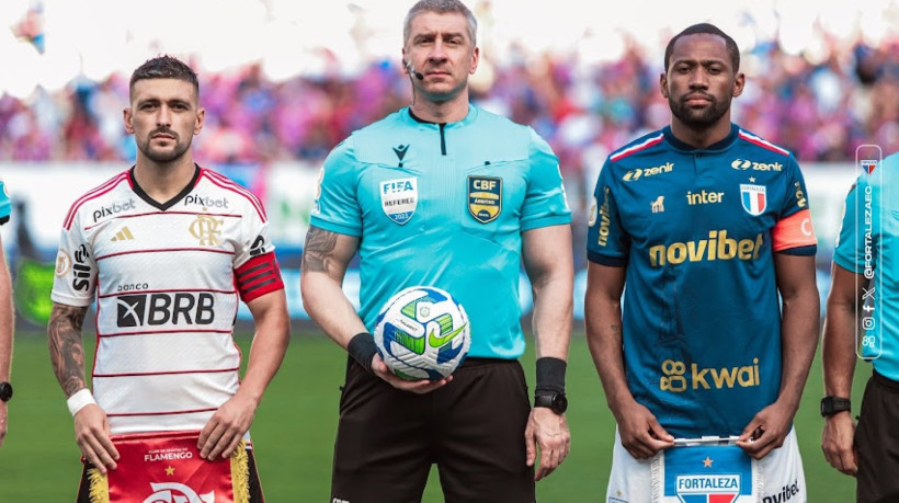 Capit&atilde;es de Flamengo e Fortaleza alinhados com o &aacute;rbitro Anderson Daronco antes do apito inicial do confronto pela 32&deg; rodada da S&eacute;rie A