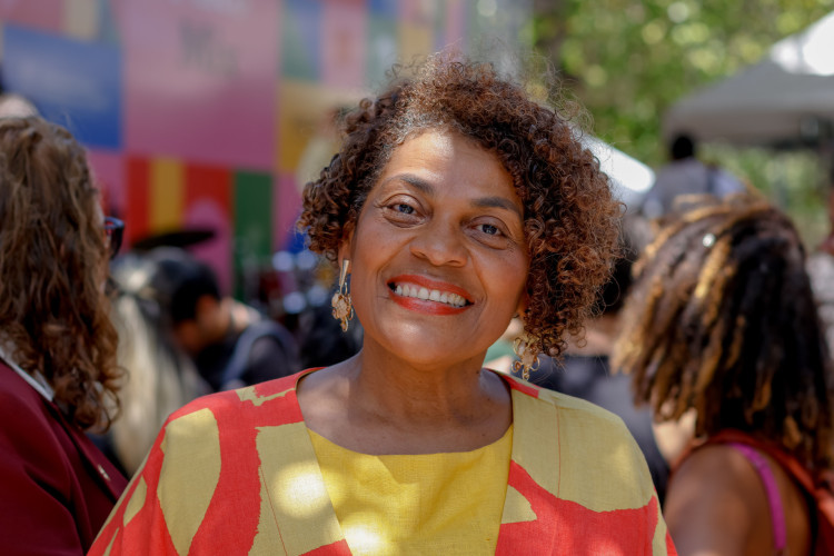 FORTALEZA-CE, BRASIL, 09-11-2023: Zelma Madeira, secretária da Igualdade Racial do Estado. Ministro Sílvio de Almeida Encontros Universitários UFC. O ministro dos Direitos Humanos e Cidadania, Silvio Almeida, participa da palestra "Incluir para educar, educar para incluir" da edição 2023 dos Encontros Universitários da Universidade Federal do Ceará. (Foto: Aurelio Alves/O Povo)