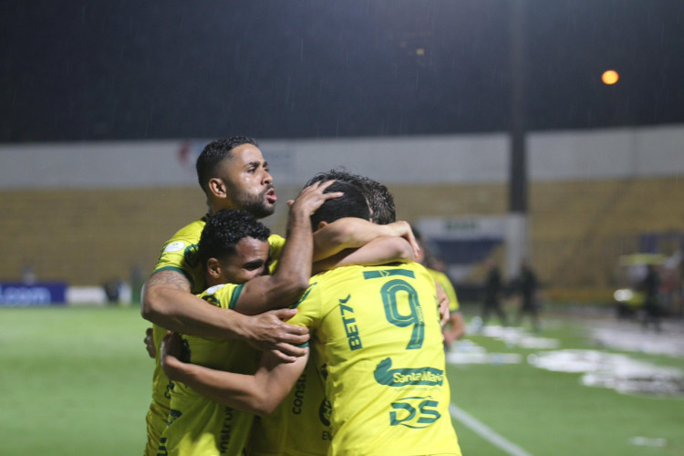 Atletas do Mirassol comemoram gol marcado diante do Sport, pela Série B