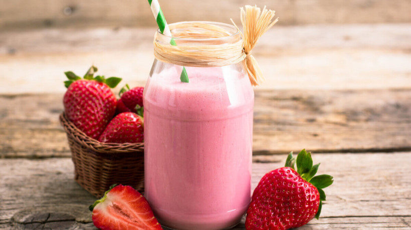 Smoothie proteico de morango (Imagem: pilipphoto | Shutterstock)