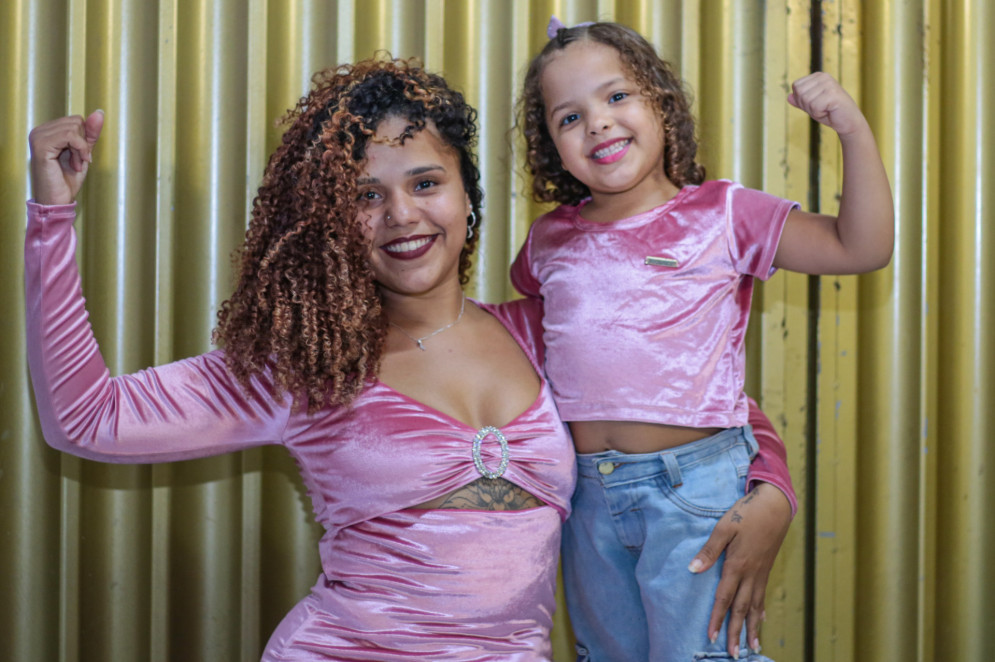 Brena Mesquita parou de alisar o cabelo para inspirar a filha, Maria Laís, sobre a valorização da sua identidade(Foto: Yuri Allen/Especial para O Povo)