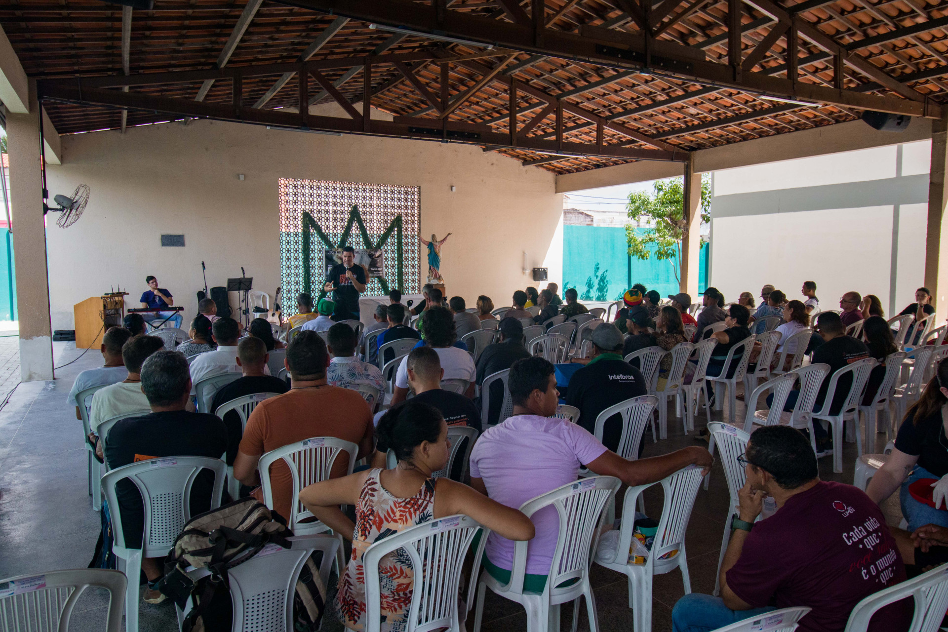 FORTALEZA, CEARÁ, BRASIL, 11-11-2023: Jornada Mundial dos Pobres em Fortaleza proporciona experiência com Deus e acolhimento para os irmãos em situação de rua, na Igreja da Glória, no bairro Cidade dos Funcionários. (Foto: Samuel Setubal)