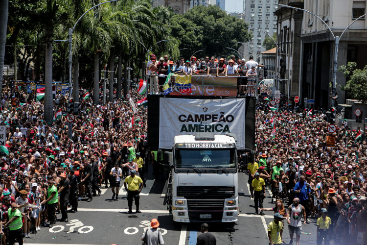 Fluminense comemora título da Libertadores com a torcida em desfile pelo Rio de Janeiro 
