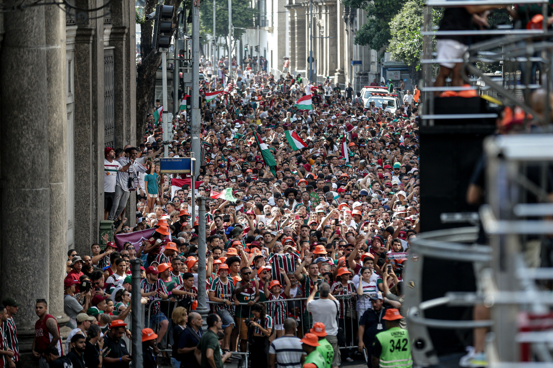 Fluminense comemora título da Libertadores com a torcida em desfile pelo Rio de Janeiro