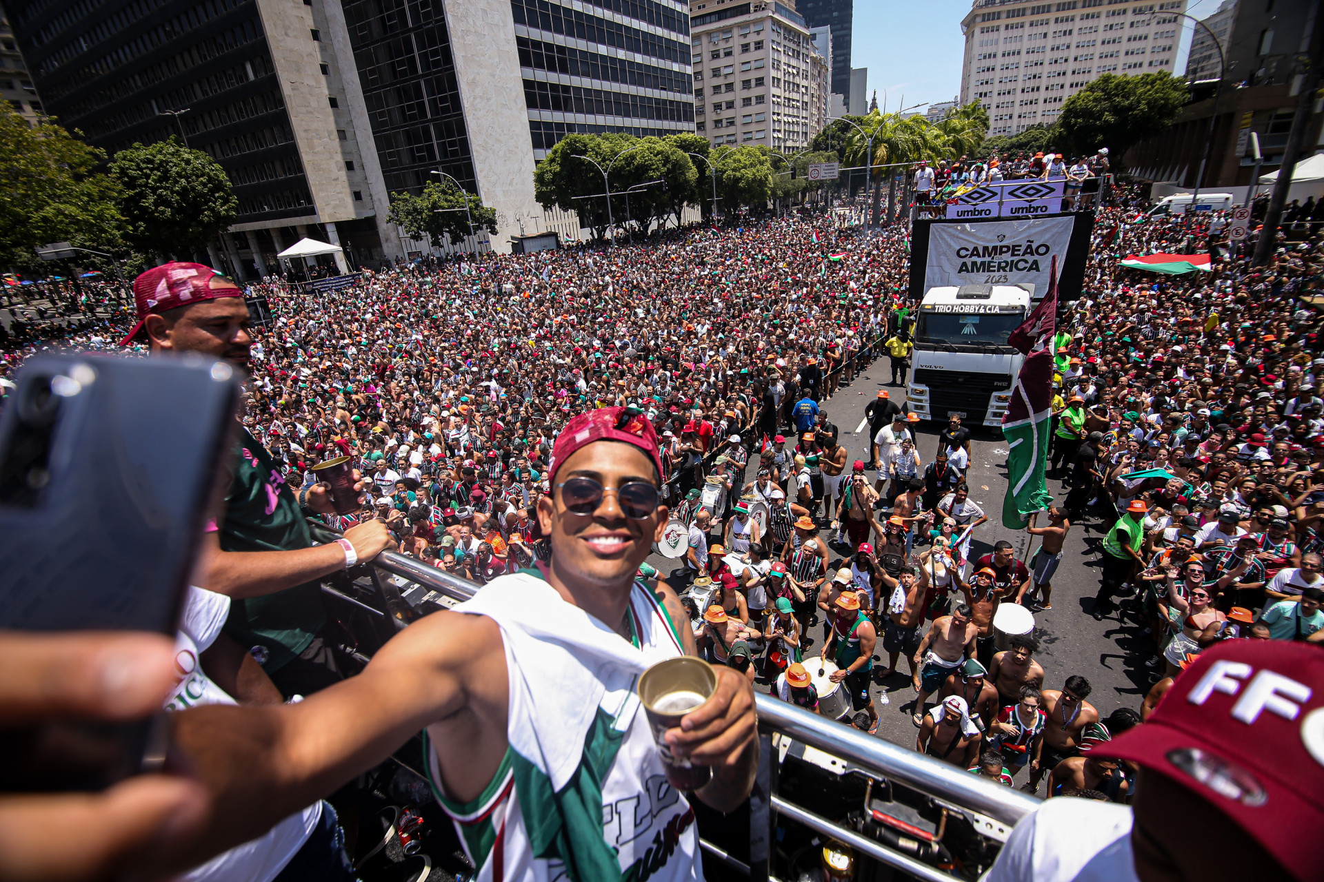 Fluminense comemora título da Libertadores com a torcida em desfile pelo Rio de Janeiro