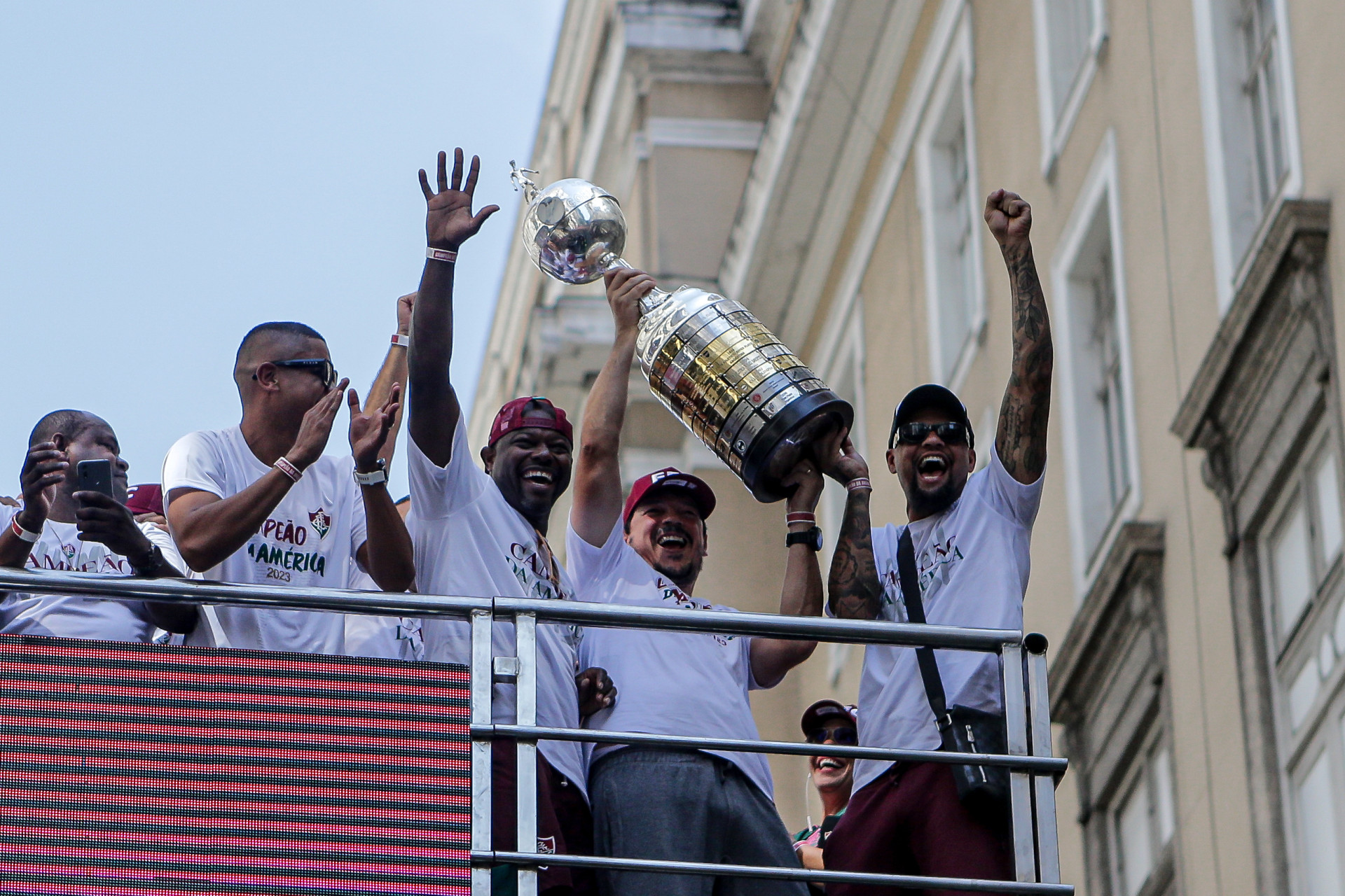 Fluminense comemora título da Libertadores com a torcida em desfile pelo Rio de Janeiro