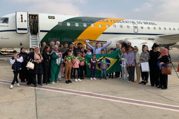 Brasileiros repatriados de Gaza durante viagem a caminho do Brasil&nbsp;