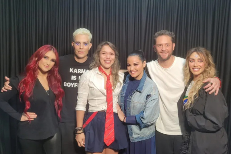 Brenda (de gravata vermelha) reencontra o RBD após 17 anos do último show da banda no Brasil