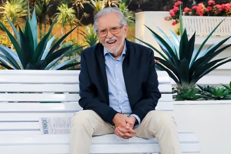 Apresentador do "A Praça é Nossa", Carlos Alberto de Nóbrega fará uma cirurgia após cair em casa e bater a cabeça