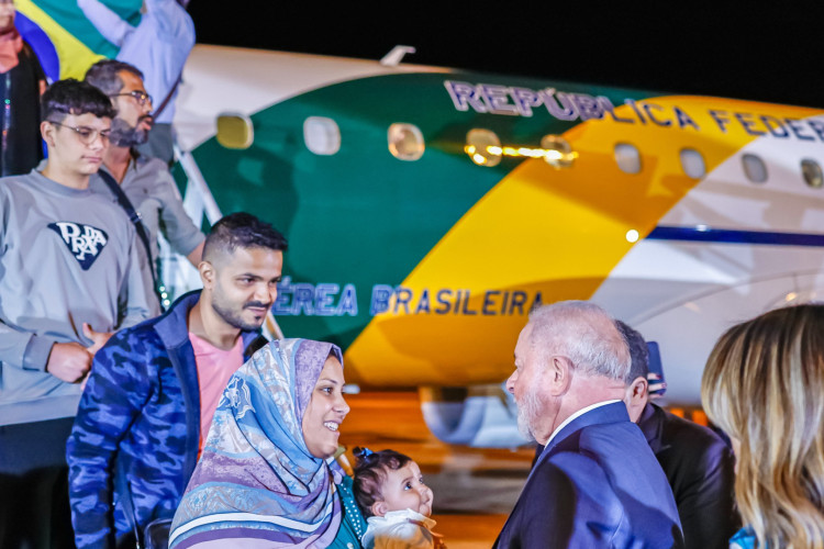 Avião com refugiados de Gaza chegou ao Brasil nessa segunda-feira, 13