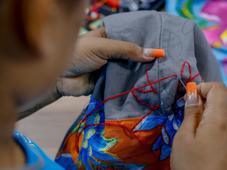 FORTALEZA-CE, BRASIL, 14-11-2023: Projeto Comunidades Criativas, O projeto &eacute; feito com senhoras que se re&uacute;nem para aprendem a costurar com fardamentos reciclados. (Foto: Aurelio Alves/O Povo)