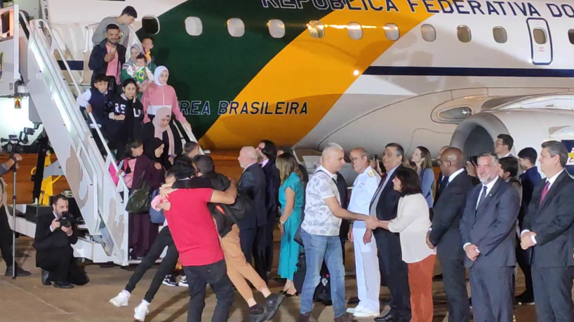 Avi&atilde;o com refugiados de Gaza chegou ao Brasil nessa segunda-feira, 13