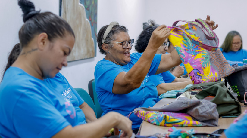 ￼UNIFORMES usados viram bolsas 
pelas mãos de mulheres de comunidades
