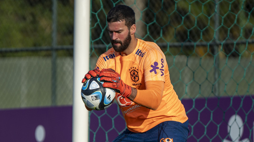 Goleiro Alisson em treino da seleção brasileira na Granja Comary, em Teresópolis