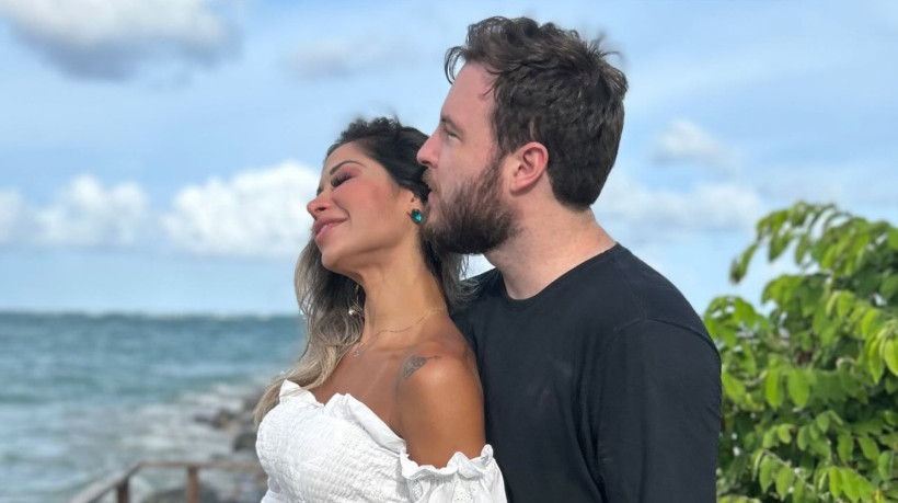 No Instagram, Thiago Nigro compartilhou foto segurando a barriga de Maíra Cardi