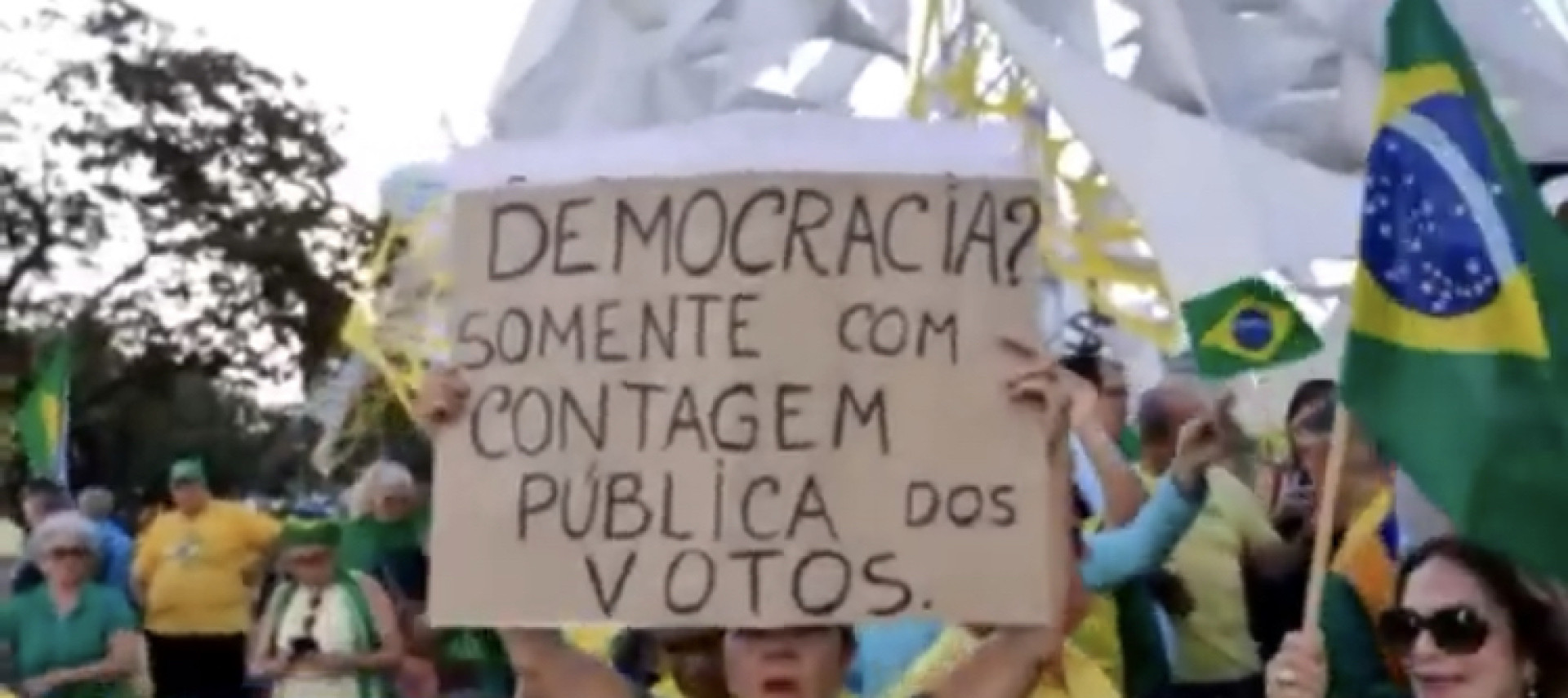 ￼Manifestantes bolsonaristas foram &agrave; Pra&ccedil;a Portugal (Foto: Reprodu&ccedil;&atilde;o Youtube Regina Villela)
