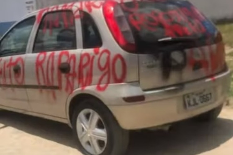 Carro pichado pela primeira-dama em Agrestina, Pernambuco