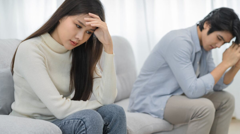 Agressão física não é o único sinal de um relacionamento abusivo (Imagem: 1Pormezz | Shutterstock)