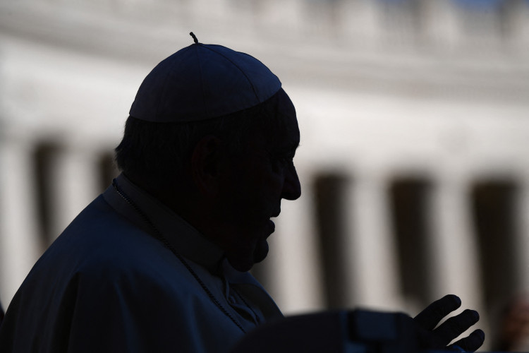 O Papa Francisco acena para a multid&atilde;o durante a audi&ecirc;ncia geral semanal em 8 de novembro de 2023 na pra&ccedil;a de S&atilde;o Pedro, no Vaticano(Foto: FILIPPO MONTEFORTE / AFP)
