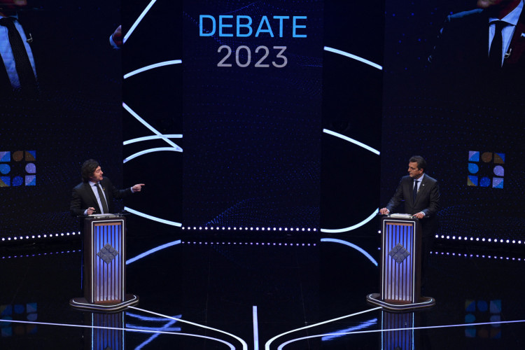 O candidato presidencial do partido La Libertad Avanza, Javier Milei (E), fala ao lado do candidato presidencial do partido Uni&atilde;o por la Patria, Sergio Massa, durante o debate presidencial na Faculdade de Direito da Universidade de Buenos Aires (UBA)(Foto: LUIS ROBAYO / POOL / AFP)